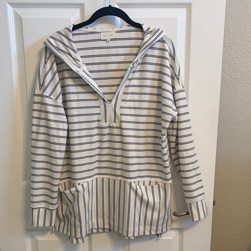 MELLODAY Striped Hoodie in White and Black